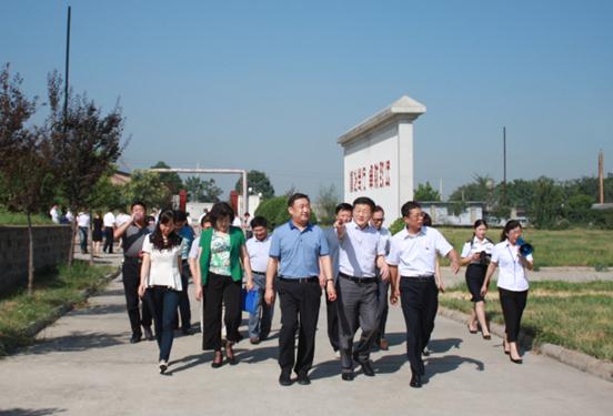 市政協(xié)副主席賀韌率領(lǐng)渭南市政協(xié)委員考察組來(lái)我司調研指導工作